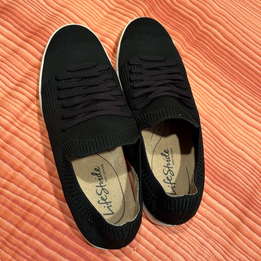 Life Stride Women’ s Black Knit Sneakers
